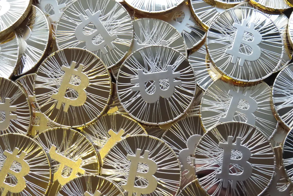 Hromada zlatých a stříbrných mincí bitcoinu