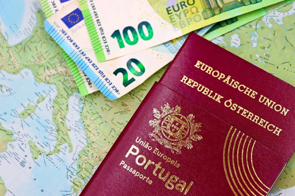 Pas a eurové bankovky na mapě Evropy