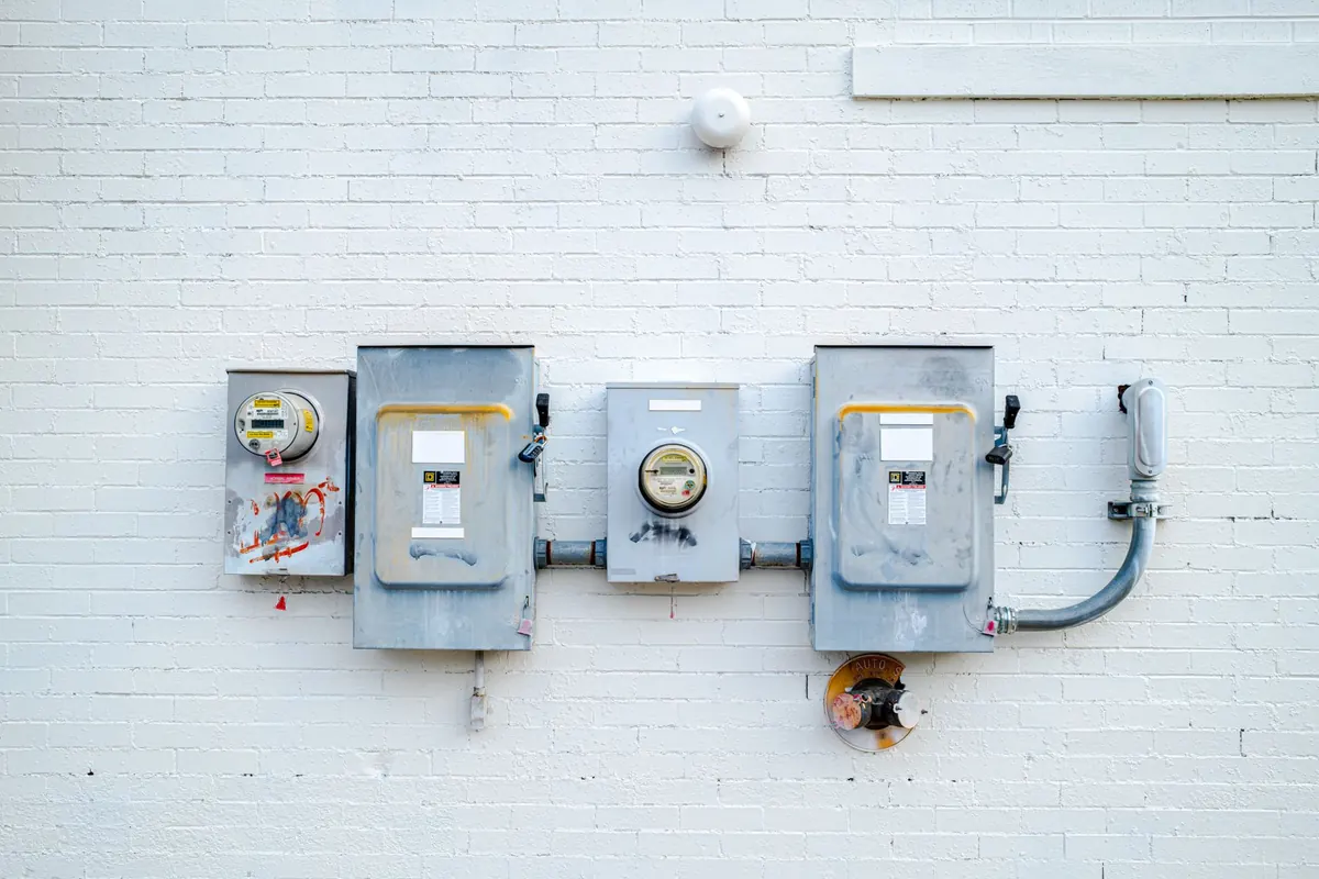 Elektroměry a rozvodné skříně na světlé zdi